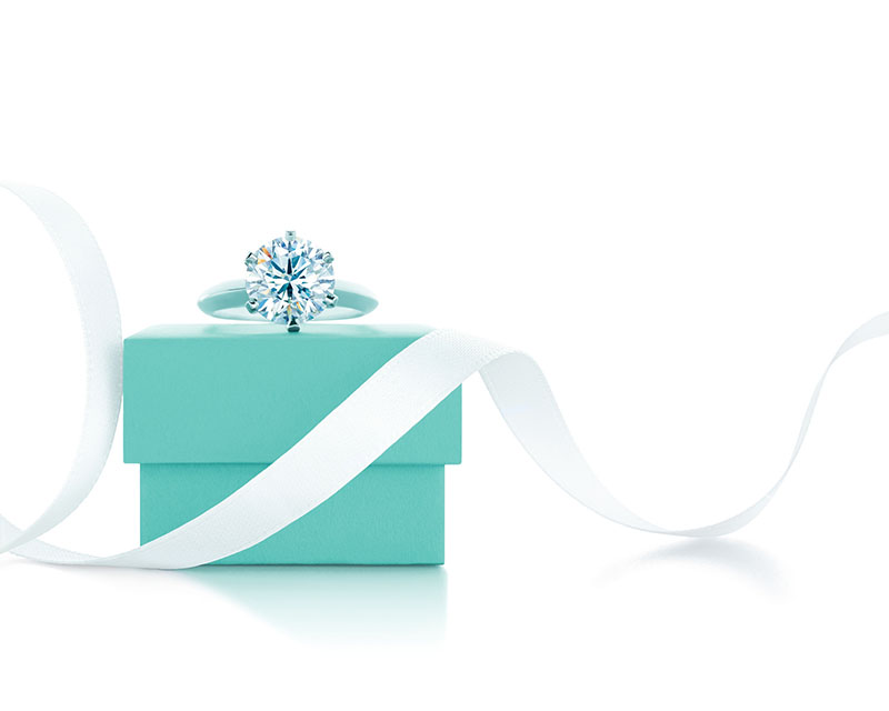 Tiffany & Co. 經典六爪鑲嵌鉑金鑽戒。